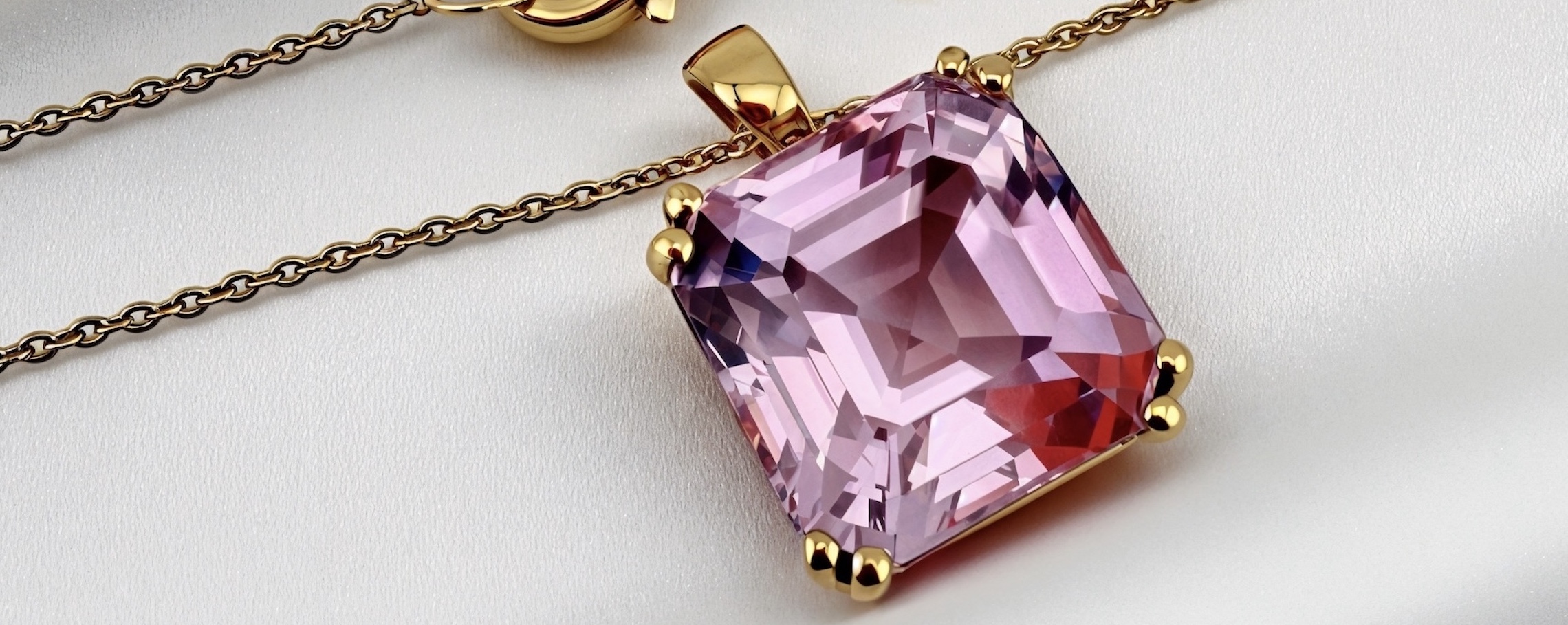 Zlatý náhrdelník s kunzitem